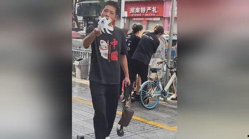 被路人拍到的吃瓜视频,一幕“吃瓜”瞬间，引发网友热议