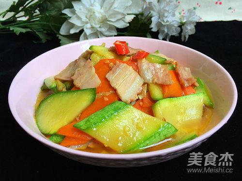 茭瓜炒红萝卜可以吃吗视频,茭瓜炒红萝卜，营养搭配的视觉盛宴