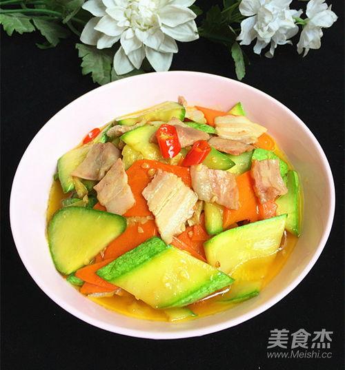 茭瓜炒红萝卜可以吃吗视频,茭瓜炒红萝卜，营养搭配的视觉盛宴