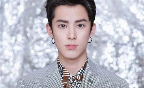 闭眼吃瓜王鹤棣视频,王鹤棣演绎另类美食达人