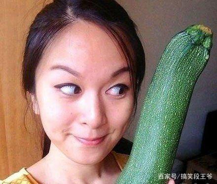 坐客厅吃瓜视频素材搞笑,吃瓜群众欢乐无限