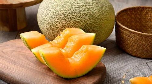 妻子和孩子吃哈密瓜视频,一家三口共享哈密瓜美味瞬间