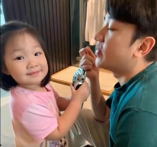 康康吃瓜小董最新视频,揭秘娱乐圈幕后真相