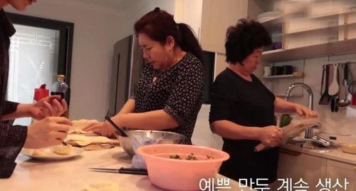 带保姆上桌吃瓜视频大全,揭秘带保姆上桌吃瓜视频背后的温馨故事