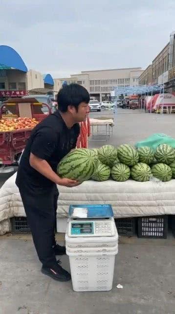 吃瓜被人摔西瓜视频是真的吗